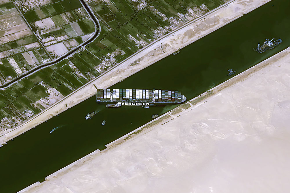 El canal de Suez sigue bloqueado por tercer día y más de 200 barcos esperan