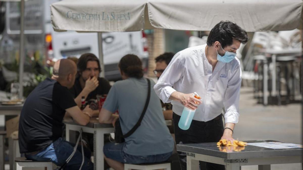 Cataluña amplía el horario de bares y restaurantes hasta la una de la madrugada desde el viernes