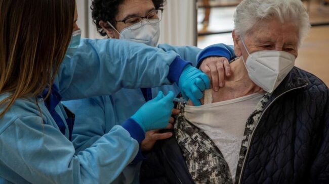 España cierra el mes de marzo sin conseguir el objetivo de vacunar al 80% de los mayores de 80 años