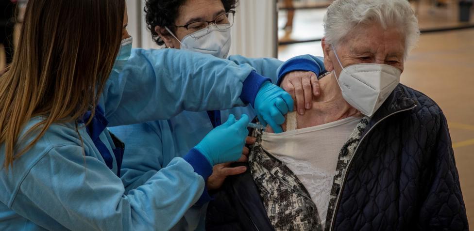 España cierra el mes de marzo sin conseguir el objetivo de vacunar al 80% de los mayores de 80 años