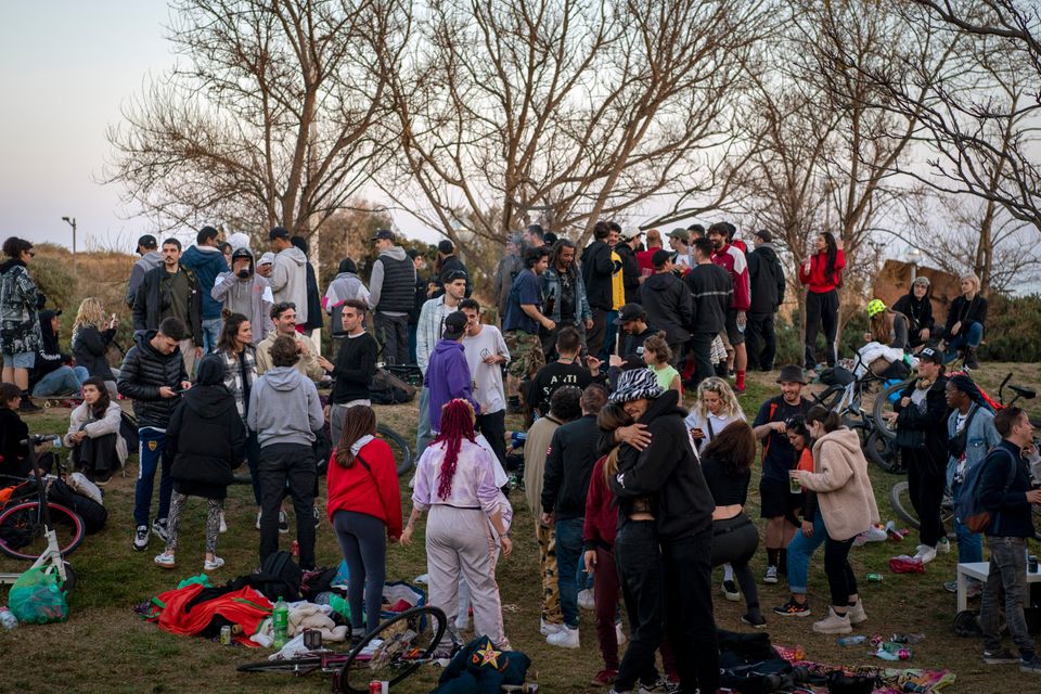 Las irresponsables imágenes de un grupo de personas en un parque de Barcelona sin respetar las medidas sanitarias