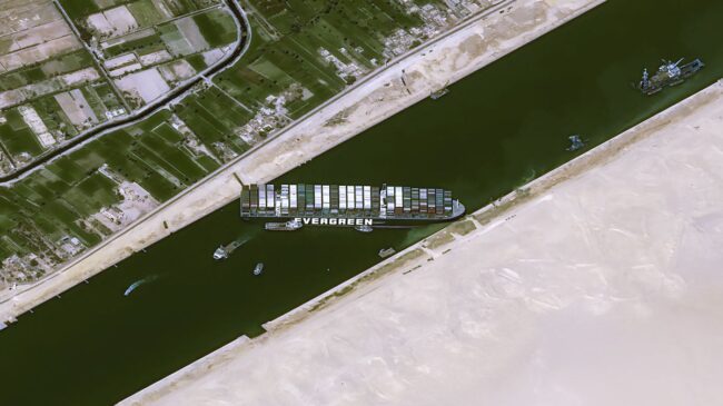(VÍDEO) Continúan los esfuerzos para desencallar al buque Ever Given en el Canal de Suez