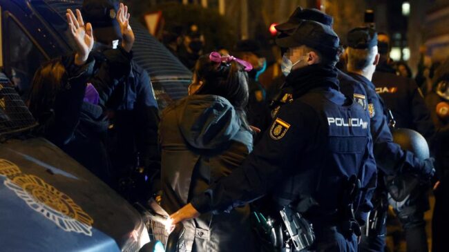 (VÍDEO) Una manifestación no autorizada del 8M en pleno centro de Madrid obliga a la Policía a intervenir