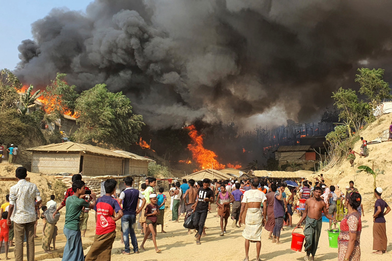 (VÍDEO) Al menos 7 muertos y miles de afectados por el incendio en un campamento rohinyá en Bangladesh