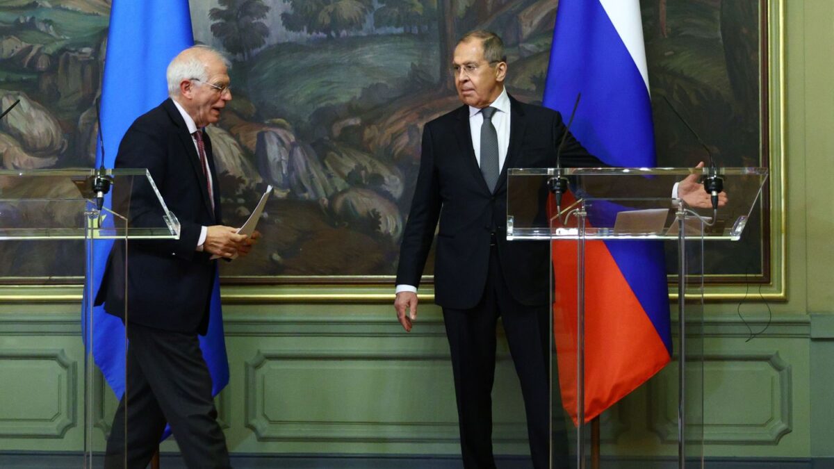 Borrell pide que la Unión Europea y la OTAN «contengan» a una Rusia «cada vez más autoritaria»