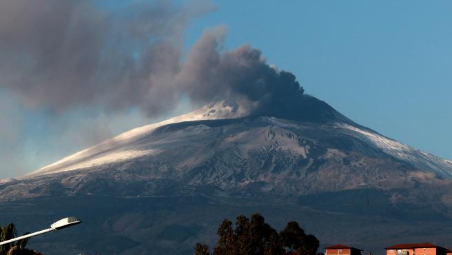 (VÍDEO) El volcán Etna vuelve a entrar en erupción dejando una lluvia de ceniza