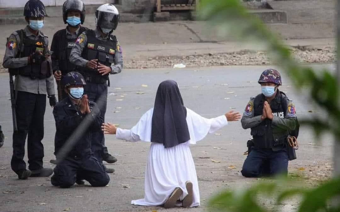 (VÍDEO) El gesto heroico de una monja en medio de la represión de Myanmar: «Matadme a mí»