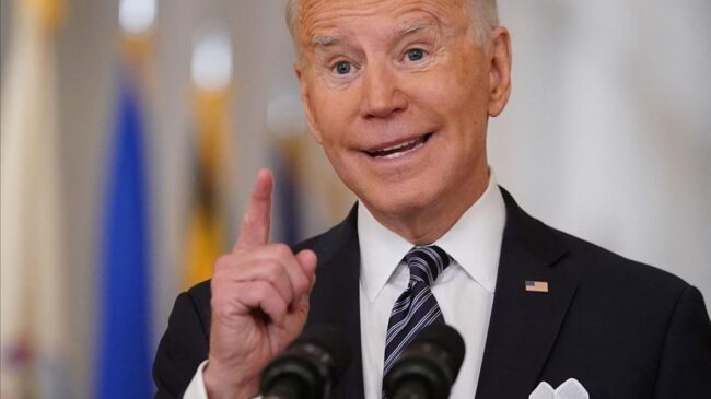 Biden acusa a China de "perseguir" a la prensa independiente tras el cierre de 'Apple Daily'