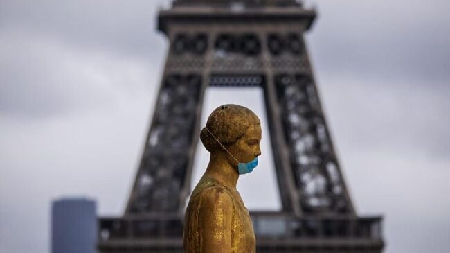 París restituye la obligación de llevar mascarilla en la calle, pero solo en espacios concurridos