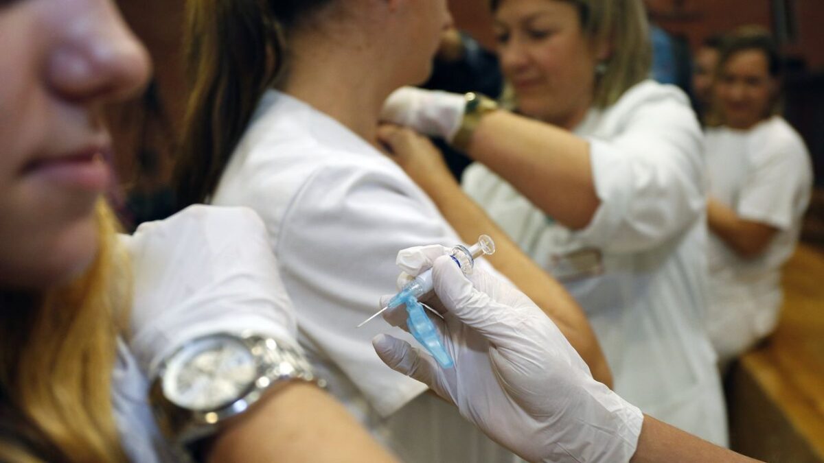 España ya tiene a la mitad de su población vacunada al completo contra el coronavirus