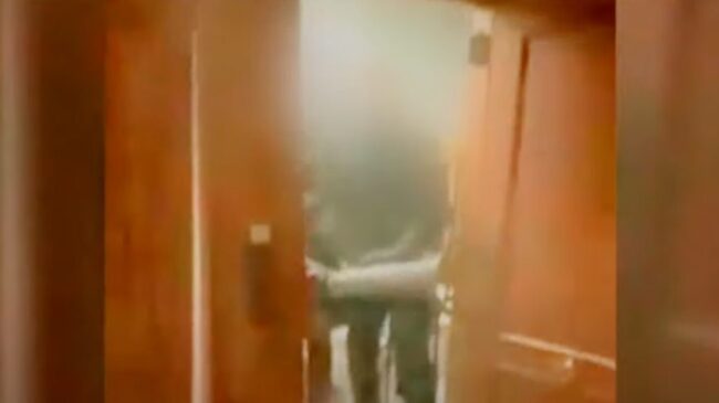 (VÍDEO) Polémica: la Policía irrumpe en una fiesta ilegal en Madrid destrozando la puerta