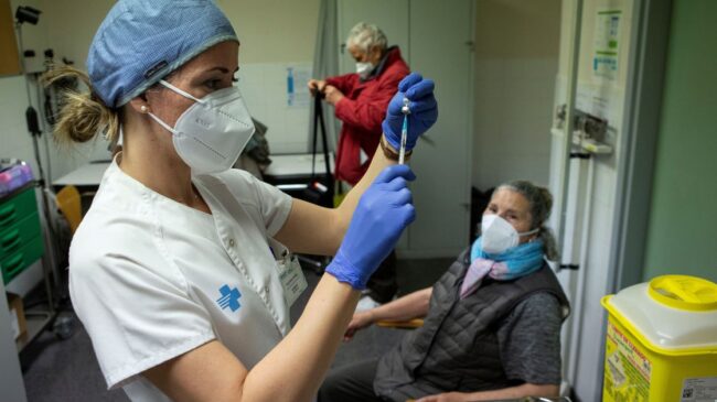 Madrid comienza a vacunar al grupo de 70 a 79 años en centros de salud