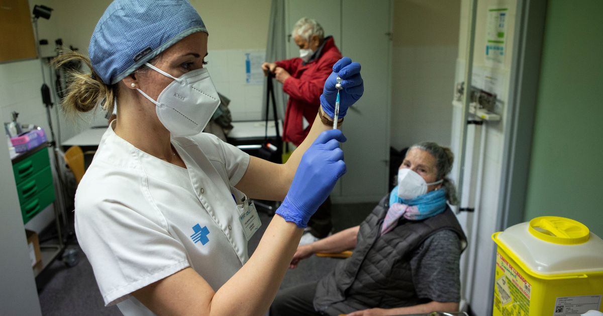 Madrid comienza a vacunar al grupo de 70 a 79 años en centros de salud
