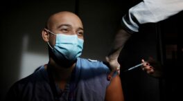 ¿Por qué las vacunas contra el COVID-19 se ponen en el brazo y no en otras partes del cuerpo?