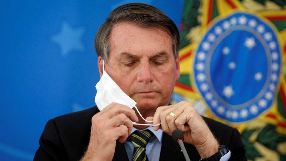 (VÍDEO) Bolsonaro explota contra una periodista: "Cállate, sois unos canallas"