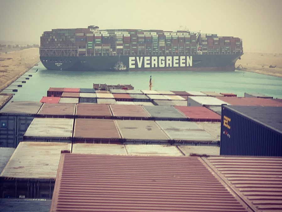 Un gigantesco carguero bloquea la ruta comercial del Canal de Suez