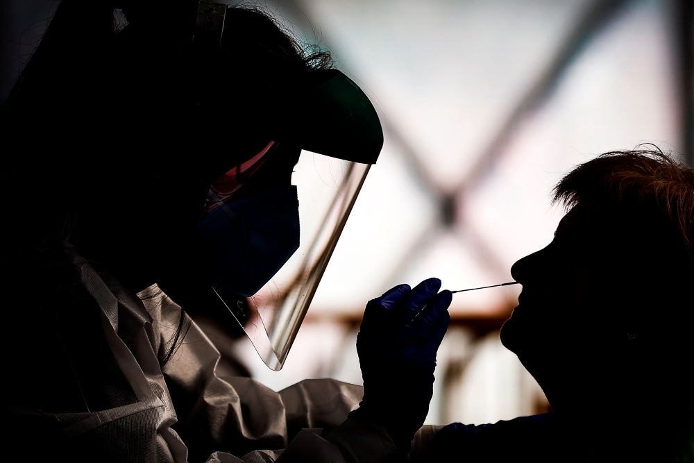 Sanidad notifica 5.348 nuevos contagios y 173 muertes y la incidencia baja dos puntos más