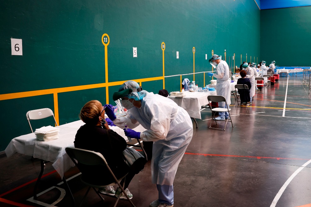 Sanidad registra 6.393 contagios y 356 muertes mientras la incidencia continúa subiendo