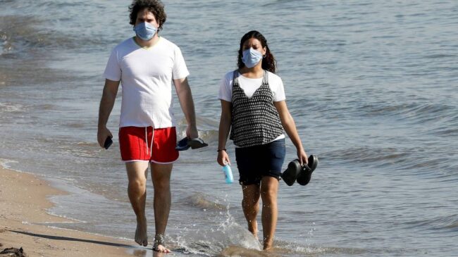 Baleares se niega a que las mascarillas sean obligatorias en sus playas para tomar el sol