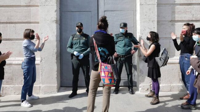 Una veintena de mujeres ocupa por la fuerza la Delegación del Gobierno de Valencia