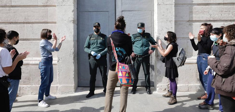 Una veintena de mujeres ocupa por la fuerza la Delegación del Gobierno de Valencia