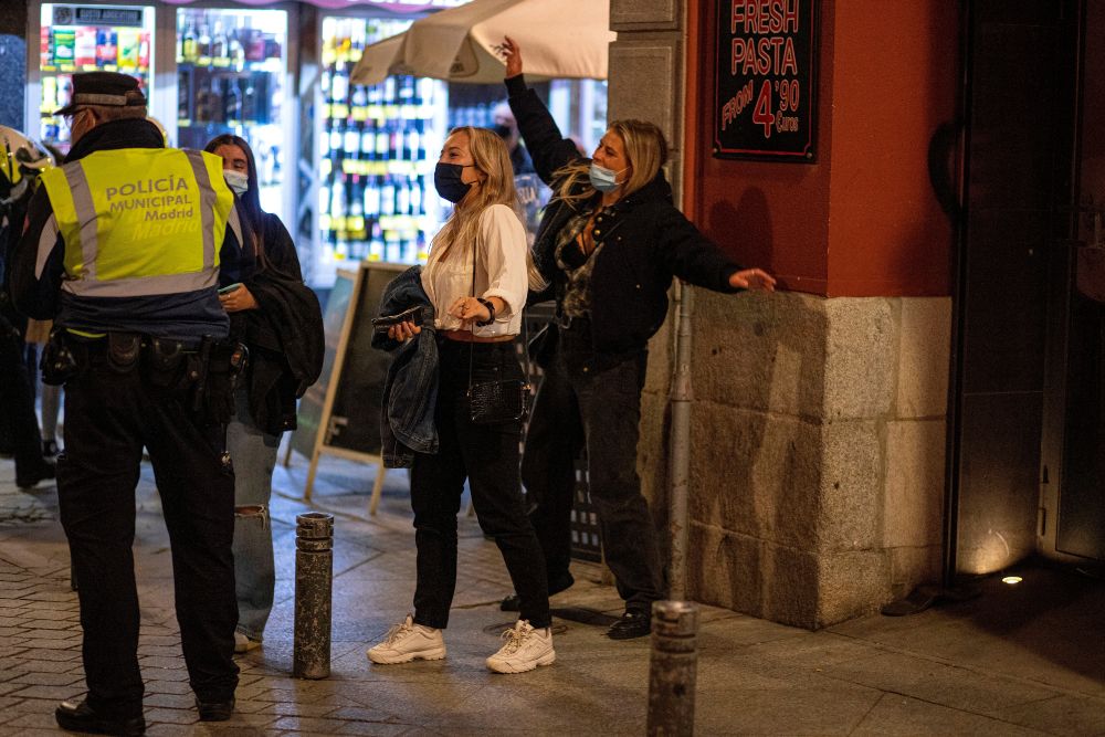 El Ayuntamiento de Madrid, sobre las aglomeraciones tras el toque de queda: «Son momentos puntuales»