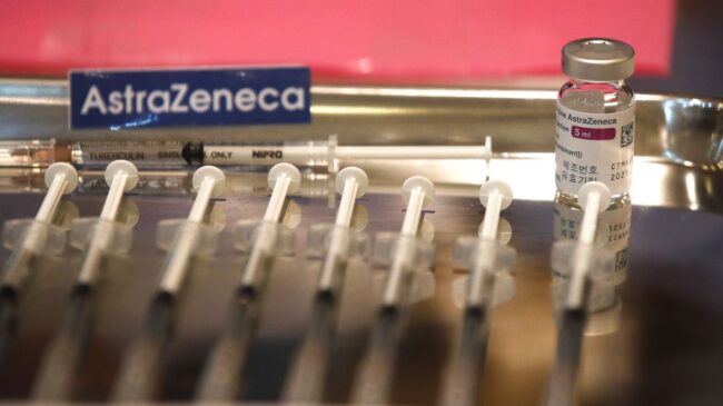 Casi 4,9 millones de españoles ya tienen inoculada la primera dosis de AstraZeneca