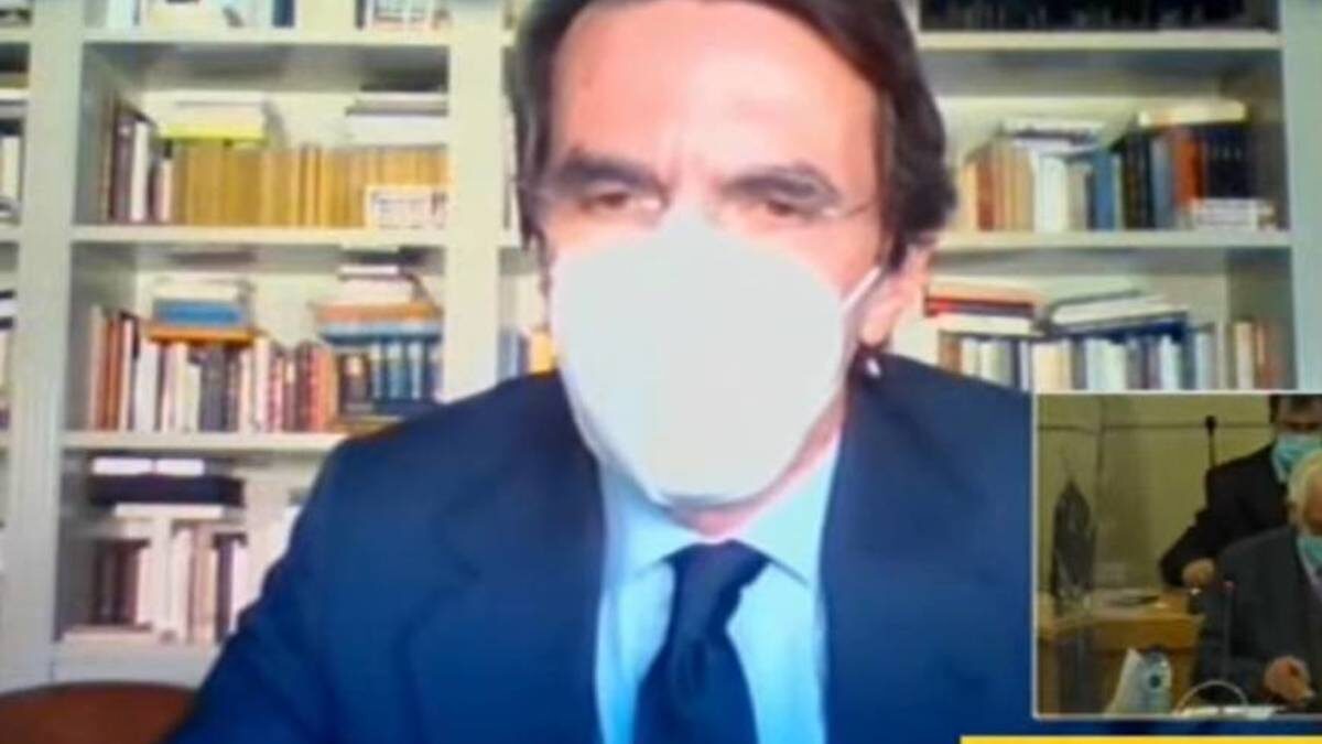 La gran incógnita del juicio de Aznar: «¿Por qué lleva la mascarilla si está solo?»