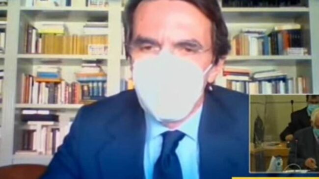 La gran incógnita del juicio de Aznar: "¿Por qué lleva la mascarilla si está solo?"