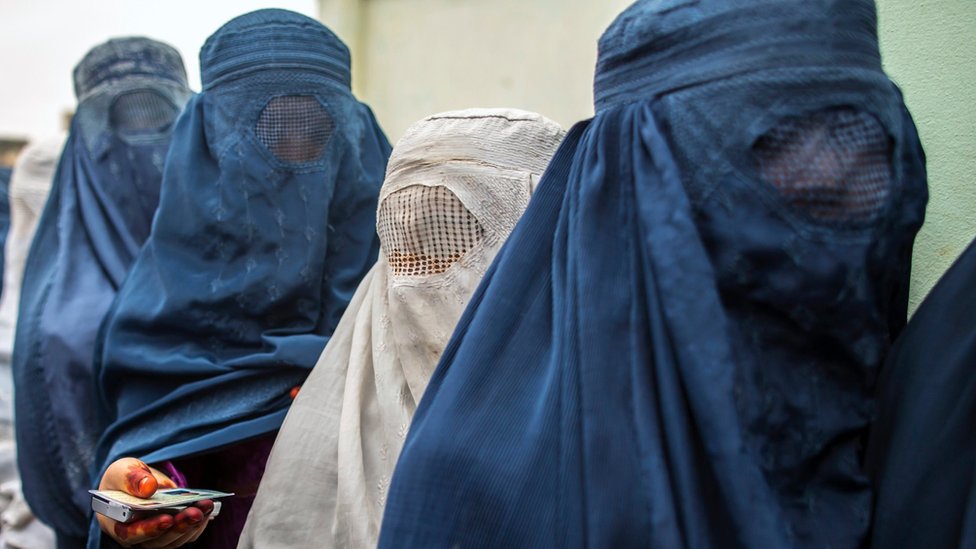 Los suizos aprueban prohibir el burka y ocultar el rostro en público