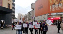Un pequeño grupo de mujeres reivindica el 8M en la Plaza de Callao