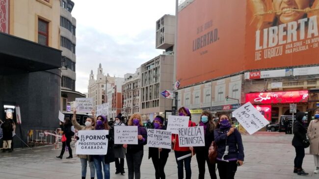 Un pequeño grupo de mujeres reivindica el 8M en la Plaza de Callao