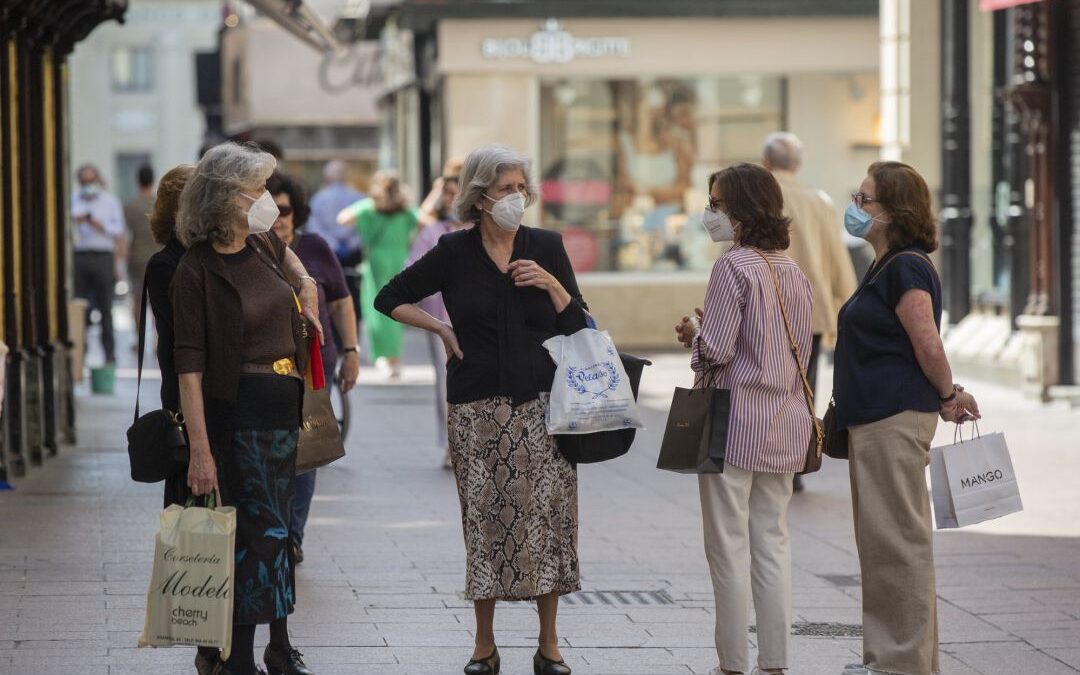 Los CDC aseguran que las personas vacunadas pueden reunirse en el interior de manera segura y sin mascarillas