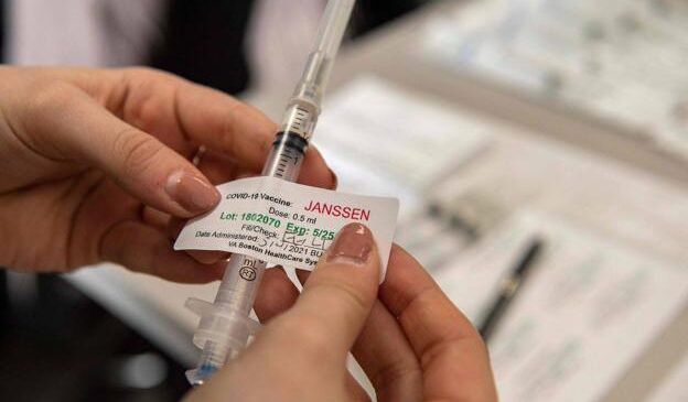El organismo regulador de Estados Unidos pide paralizar la vacunación con Janssen, que llega mañana a España