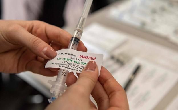 El organismo regulador de Estados Unidos pide paralizar la vacunación con Janssen, que llega mañana a España