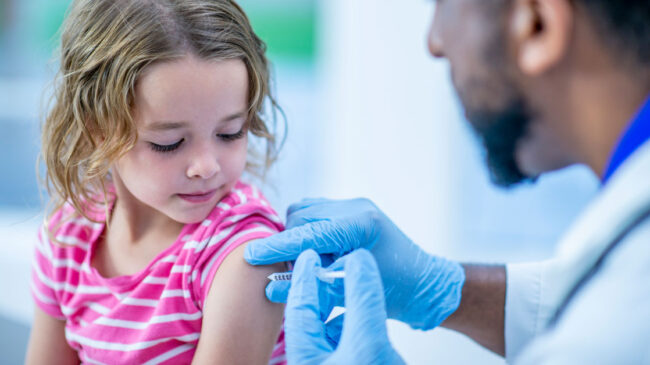 Moderna inicia la fase final de su vacuna anticovid con niños