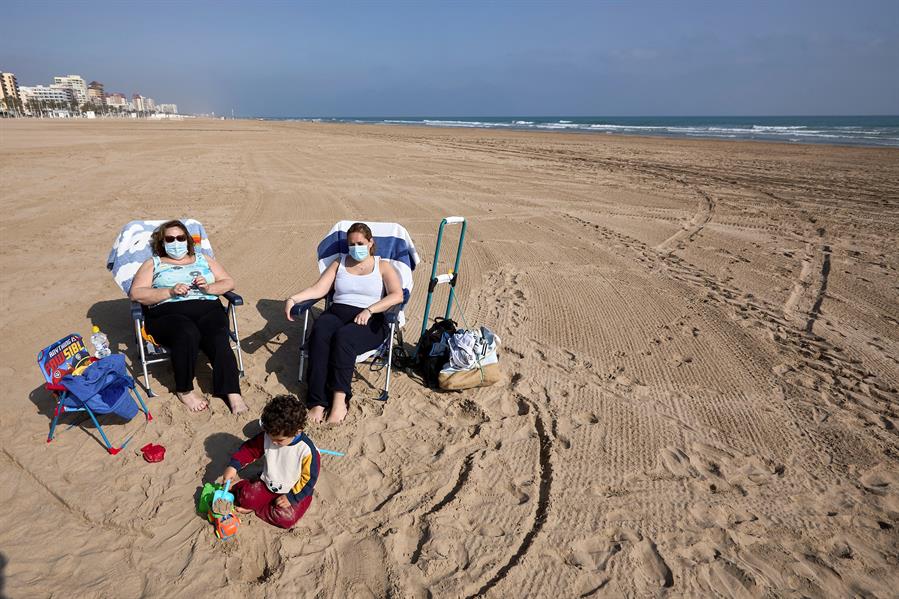 El uso de la mascarilla en playas no será obligatorio en Baleares y Valencia y Sanidad dice que revisará la ley