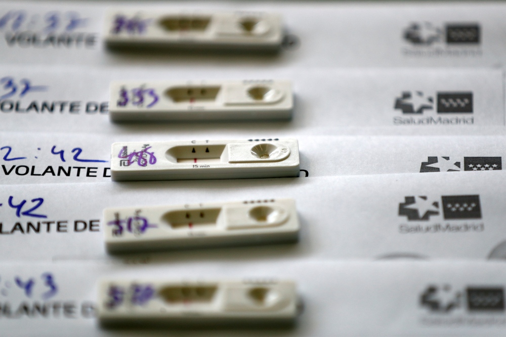 España sale del nivel de riesgo alto, pero registra 637 nuevas muertes