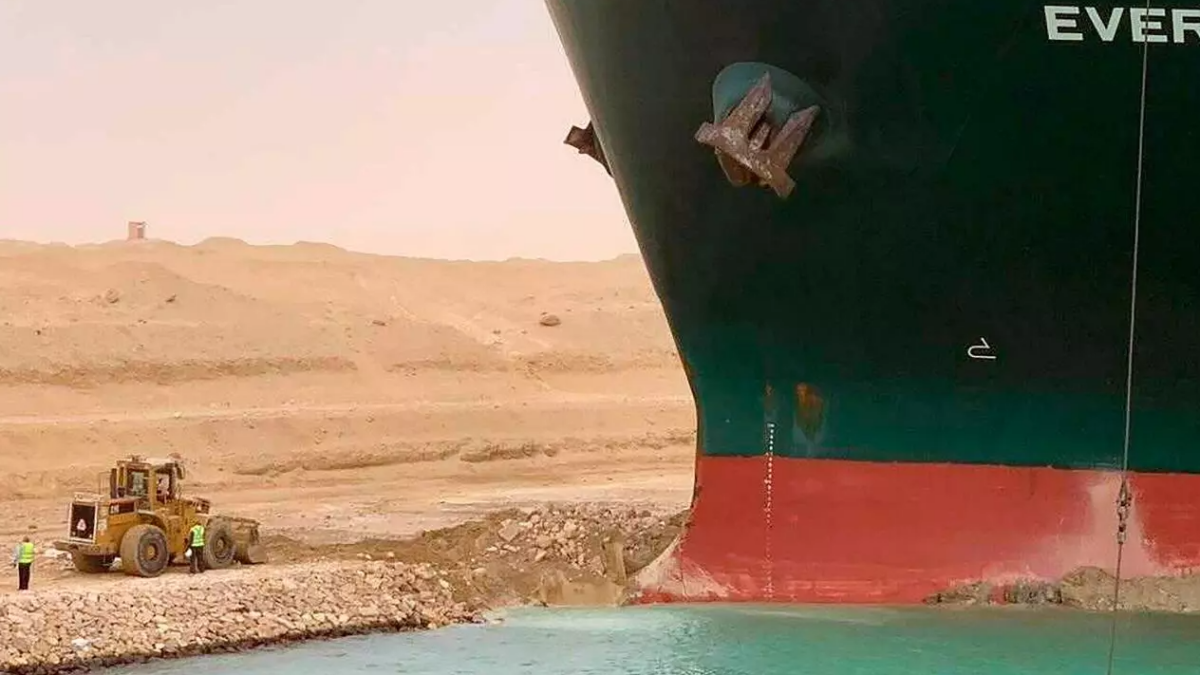 Suspendido el tráfico en el Canal de Suez mientras continúan las tareas de reflote del carguero Ever Given