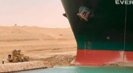 Suspendido el tráfico en el Canal de Suez mientras continúan las tareas de reflote del carguero Ever Given