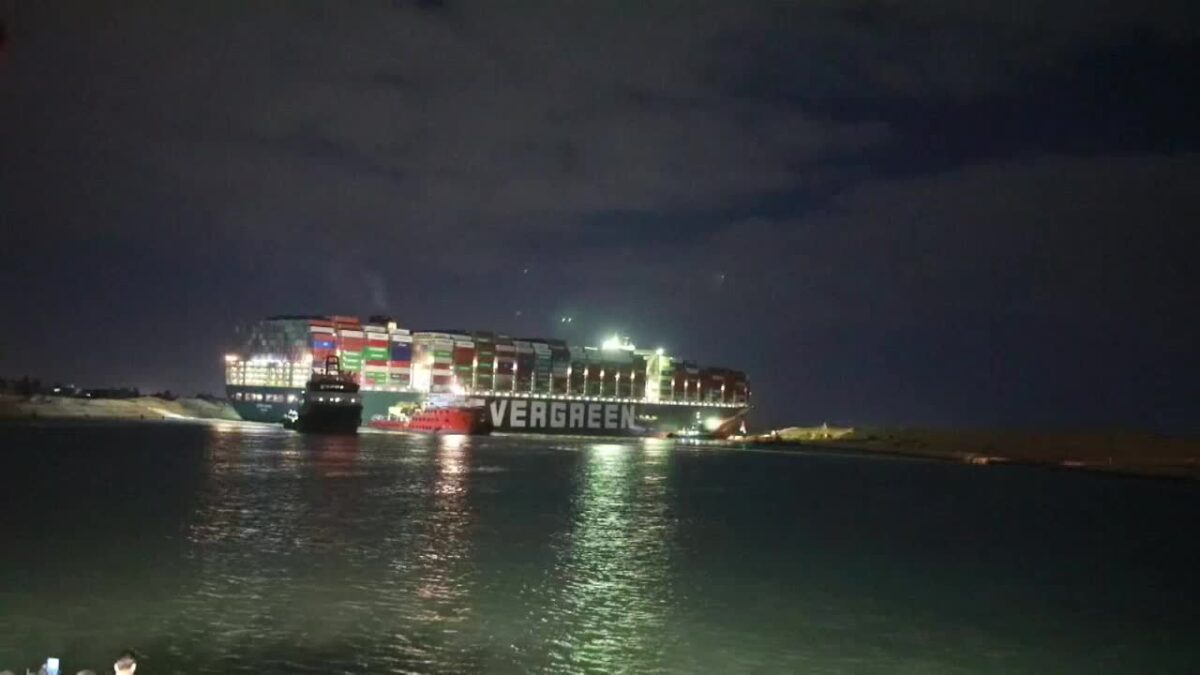 (VÍDEO) Reflotan parcialmente el buque varado seis días en el Canal de Suez