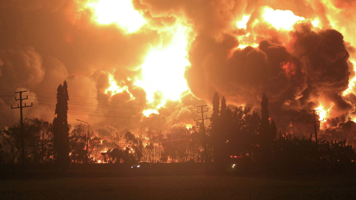 (VÍDEO) Brutal explosión en una refinería de petróleo en Indonesia con varios heridos y cerca de mil evacuados