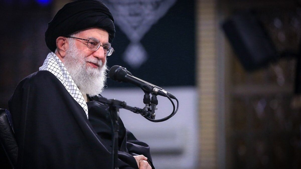 El líder de Irán urge a desconfiar de EE.UU. y a no ceder en materia nuclear
