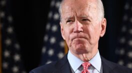 Biden tacha de "pensamiento neandertal" levantar la orden de llevar mascarilla