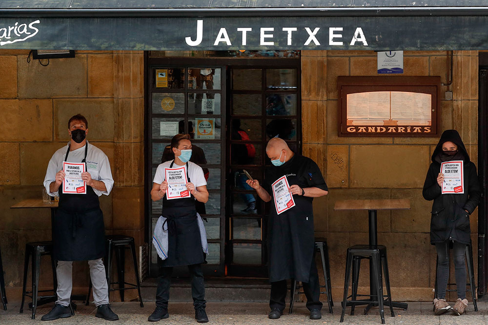 La contratación en el sector servicios cae un 36% por las nuevas restricciones