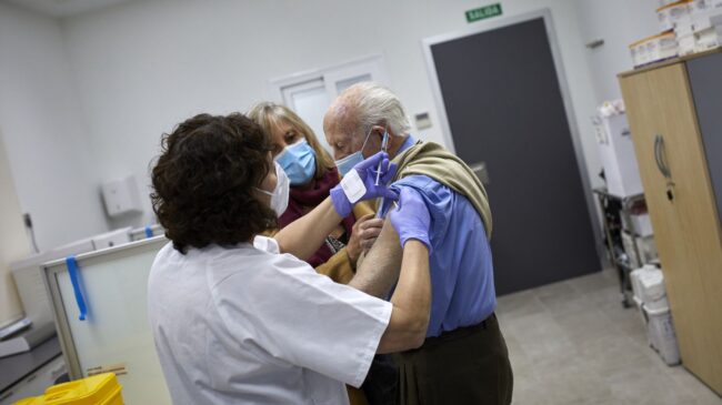 Madrid baja el ritmo de vacunación a los mayores de 80 para reservar la segundas dosis