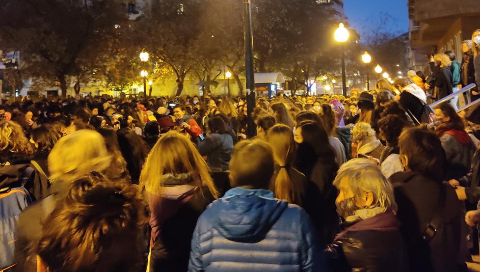 (VÍDEO) Polémica manifestación en Barcelona por el 8M sin respetar las medidas sanitarias