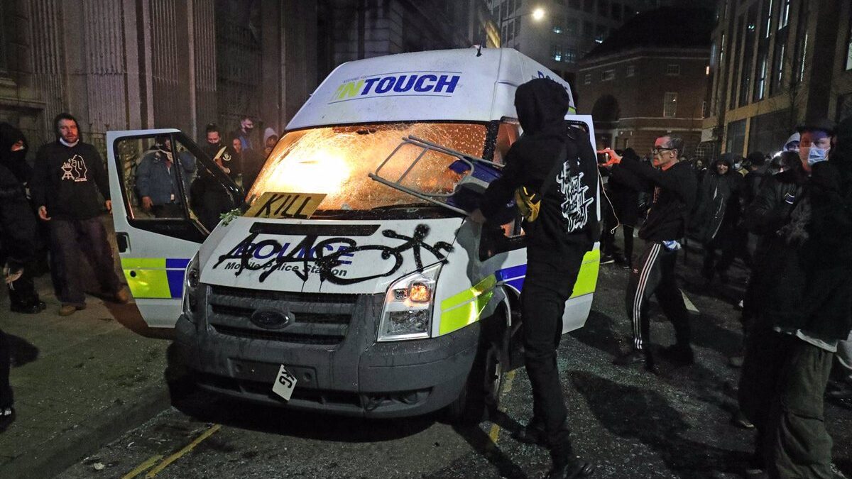 (VÍDEO) Enfrentamientos, pintadas y coches de policía en llamas: protestas en Reino Unido por la nueva ley policial