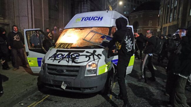 (VÍDEO) Enfrentamientos, pintadas y coches de policía en llamas: protestas en Reino Unido por la nueva ley policial