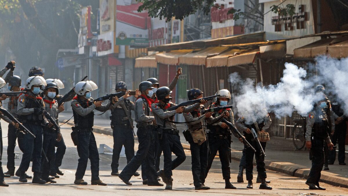 Al menos 30 muertos tras un mes del golpe de Estado en Myanmar